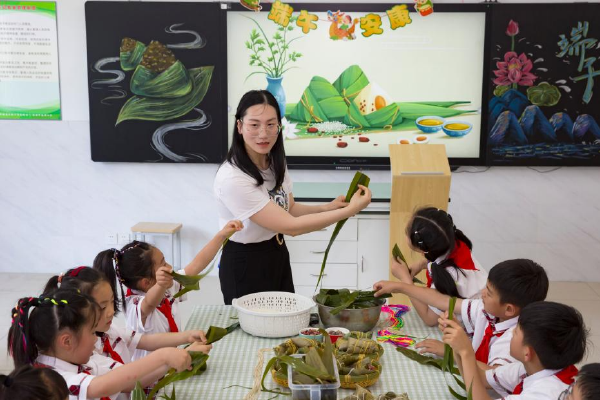 部分热门城市高考房预订量同比涨5倍 价格稳中有降