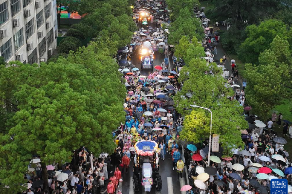 加沙码头 美陆军上演“葫芦娃救爷爷”　　普京表示，中国发展势不可挡，没有任何势力能够遏制中国发展进步。俄方愿同中国和其他“全球南方”国家加强合作，促进国际公平正义，推动建立更加平等和多极化的世界。