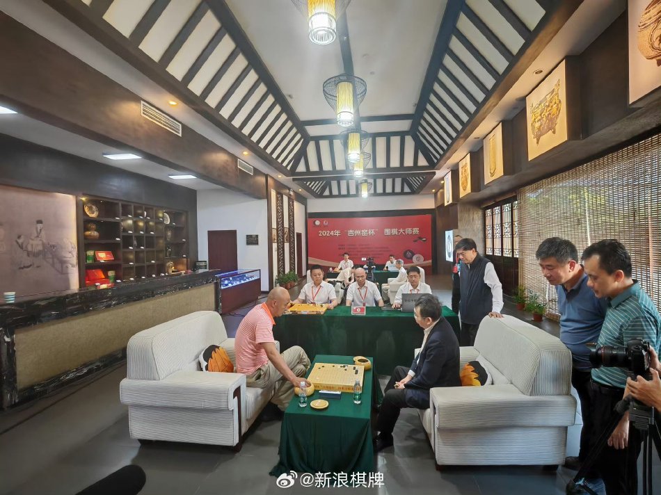 全球黄金etf继续净流出，释放了什么信号？　　丁铎表示，对于菲律宾近一段时间在涉及南海叙事和认知层面的颠倒黑白、混淆视听的种种做法，地区国家和国际社会中的有识之士看得清清楚楚明明白白，不会被菲歪曲解读和恶意炒作所误导。